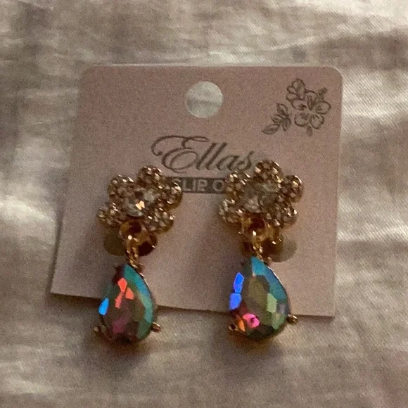 🌺NWT Gorgeous Rhinestone Clip On Earrings Closet Must Have 🌺 - Picture 1 of 6